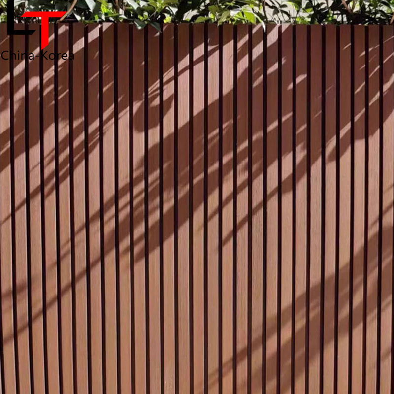Trætekstur og sort mønster Udvendig lamel vægbeklædning Udvendig dekorativ husbeklædning Wpc riflede udendørs vægpaneler
